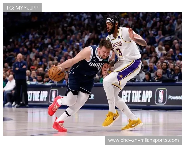 东契奇外线后撤跳投再响，独行侠主场沸腾